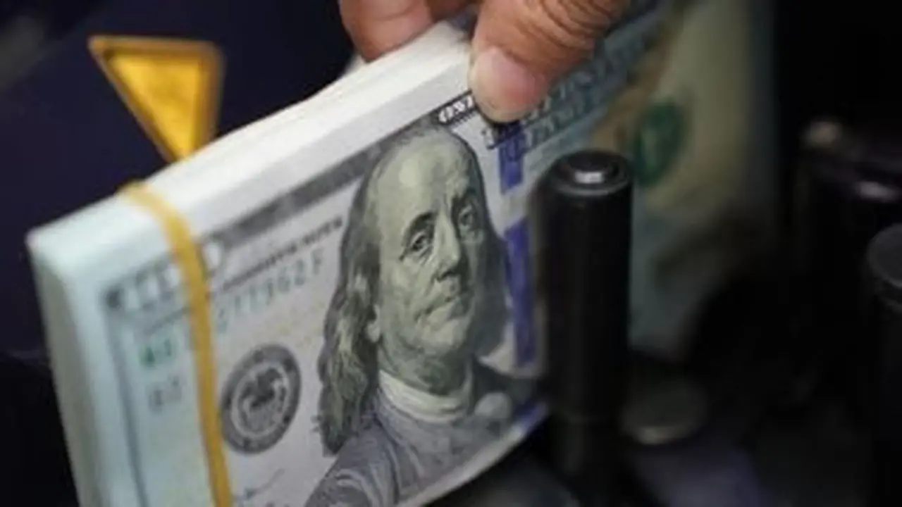 سعر شراء الدولار الأمريكي يسجل 52.53 جنيه في تعاملات بنك مصر اليوم